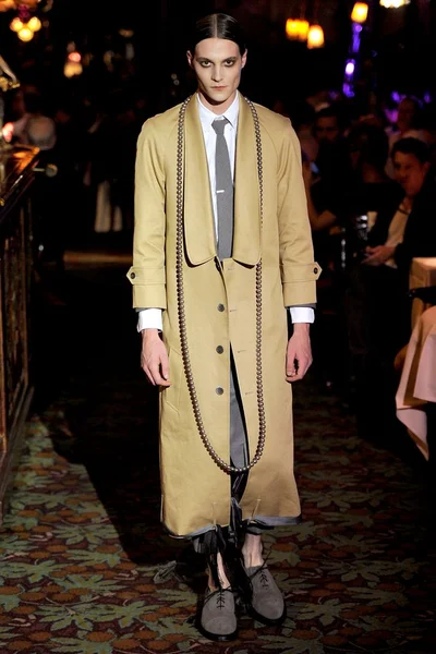 Look 16